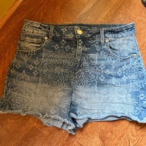 Maurice’s High Rise denim Short with raw edge hem size 12